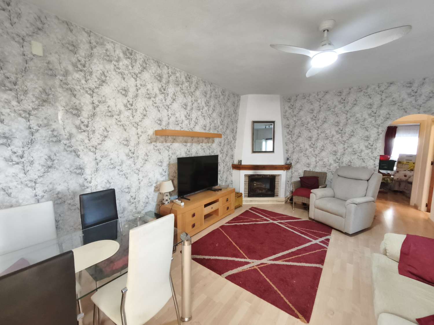 Preciosa propiedad de 4 habitaciones en una urbanización bien cuidada.