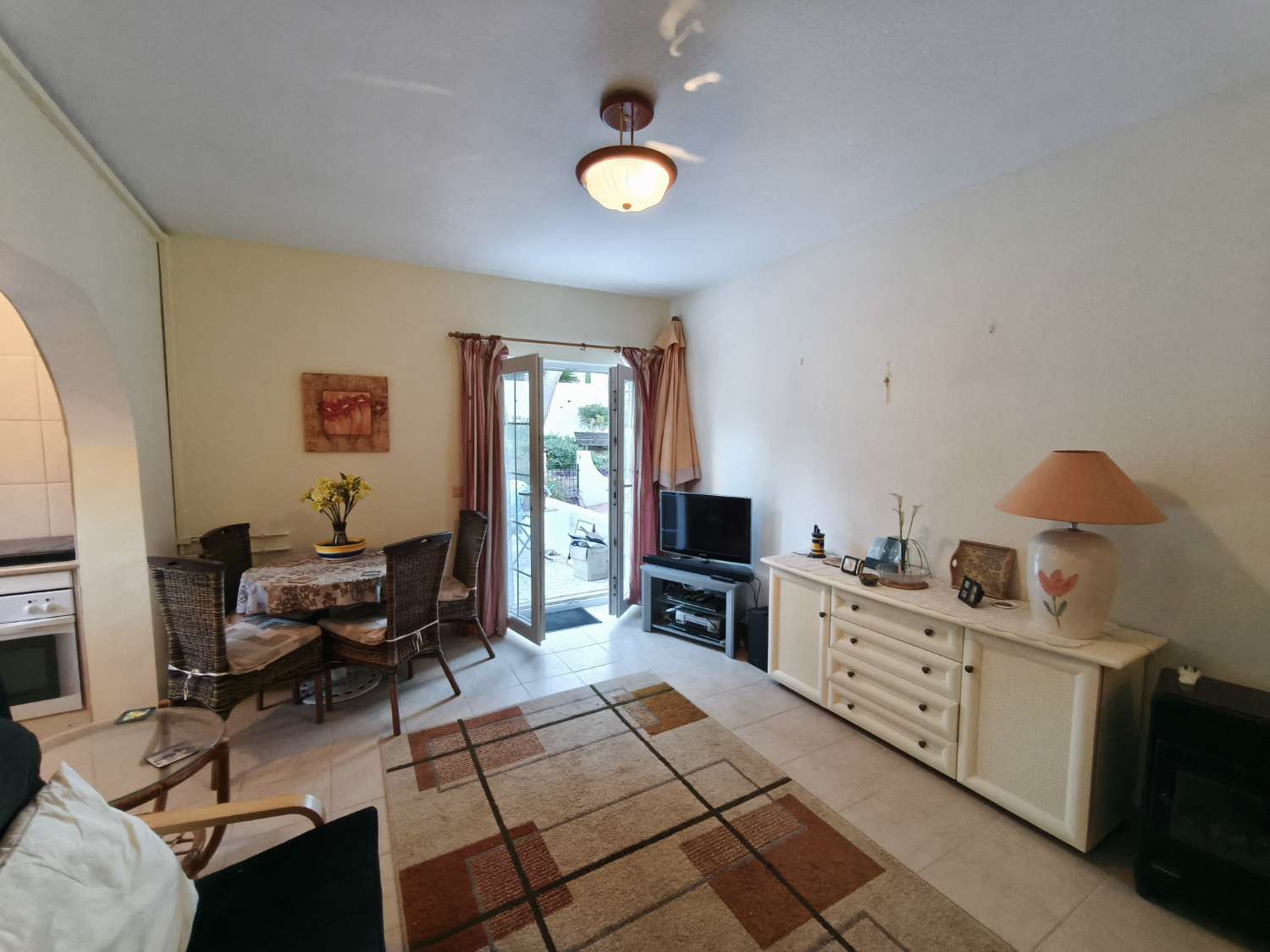 Preciosa propiedad de 4 habitaciones en una urbanización bien cuidada.