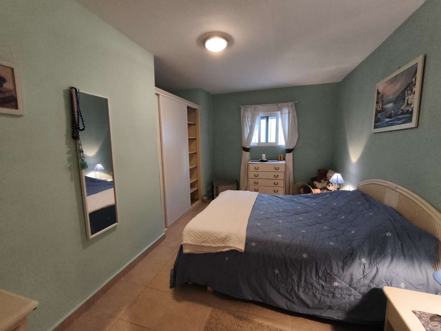 Preciosa propiedad de 4 habitaciones en una urbanización bien cuidada.