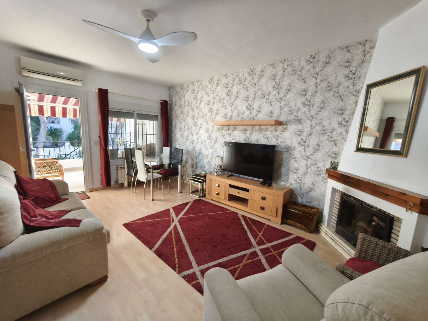 Preciosa propiedad de 4 habitaciones en una urbanización bien cuidada.