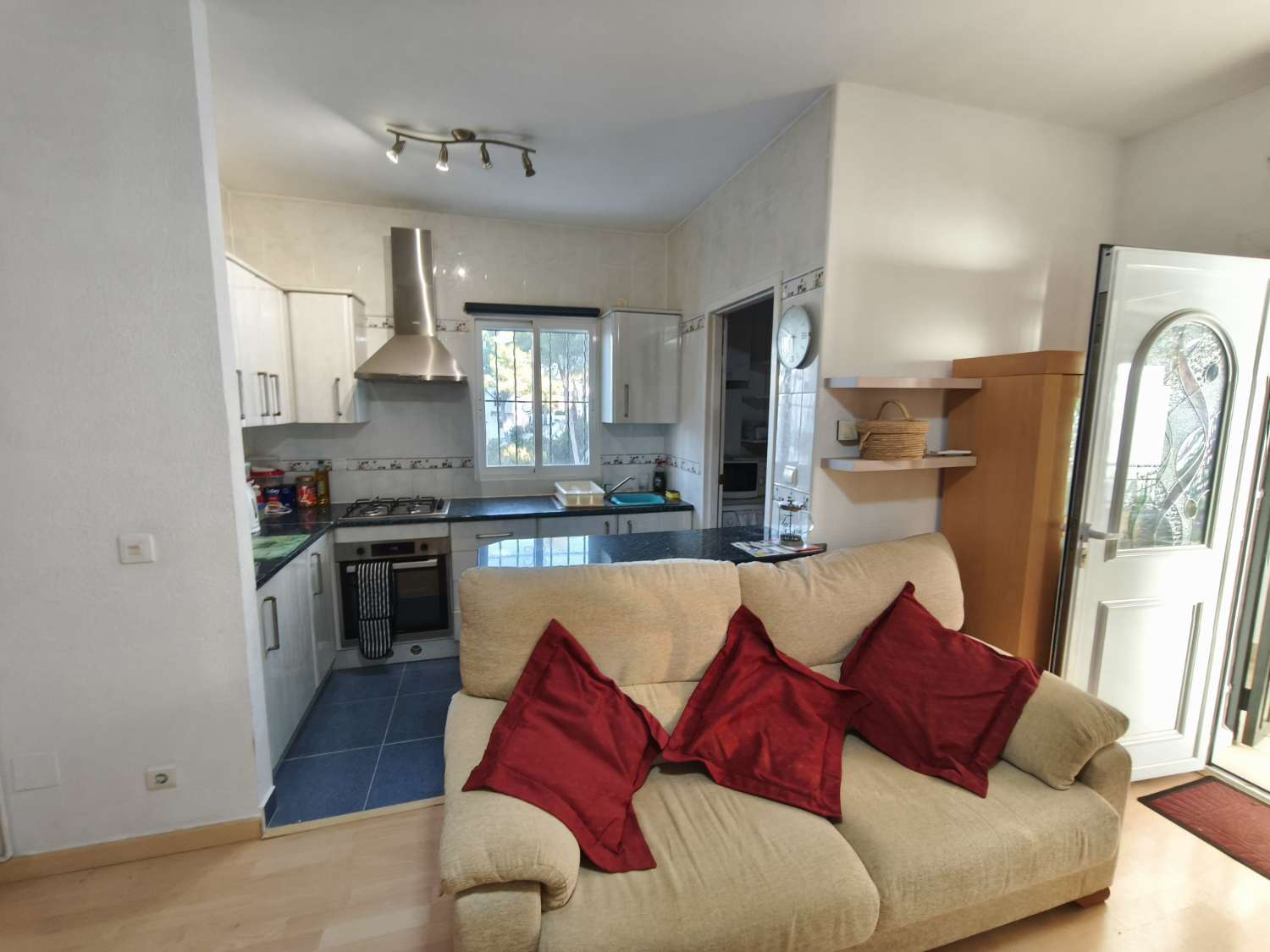 Preciosa propiedad de 4 habitaciones en una urbanización bien cuidada.