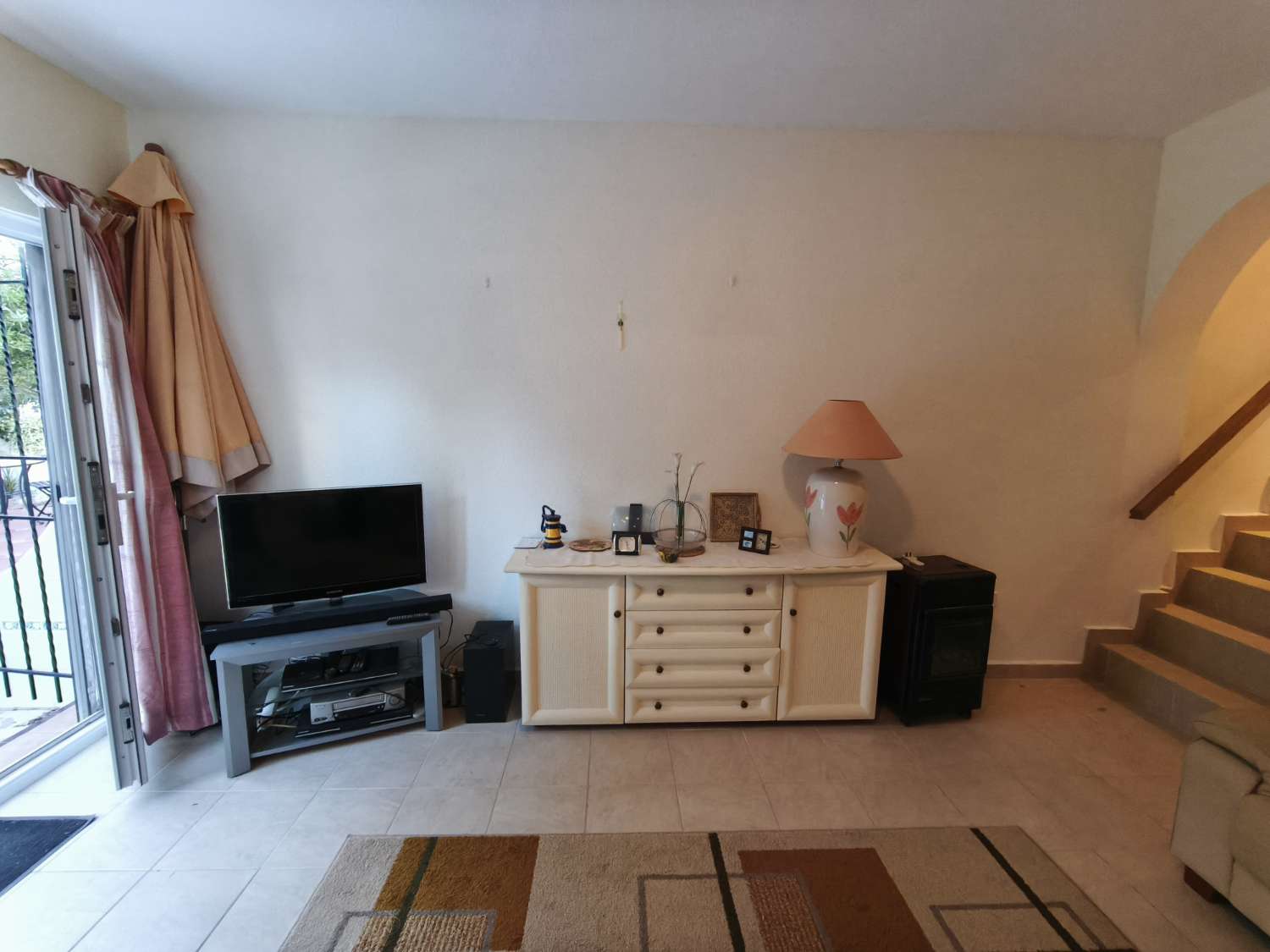 Preciosa propiedad de 4 habitaciones en una urbanización bien cuidada.