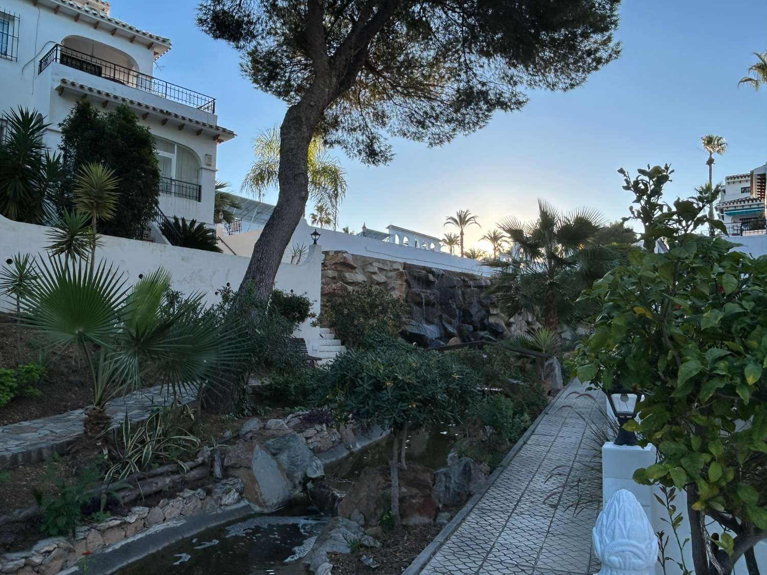 Preciosa propiedad de 4 habitaciones en una urbanización bien cuidada.