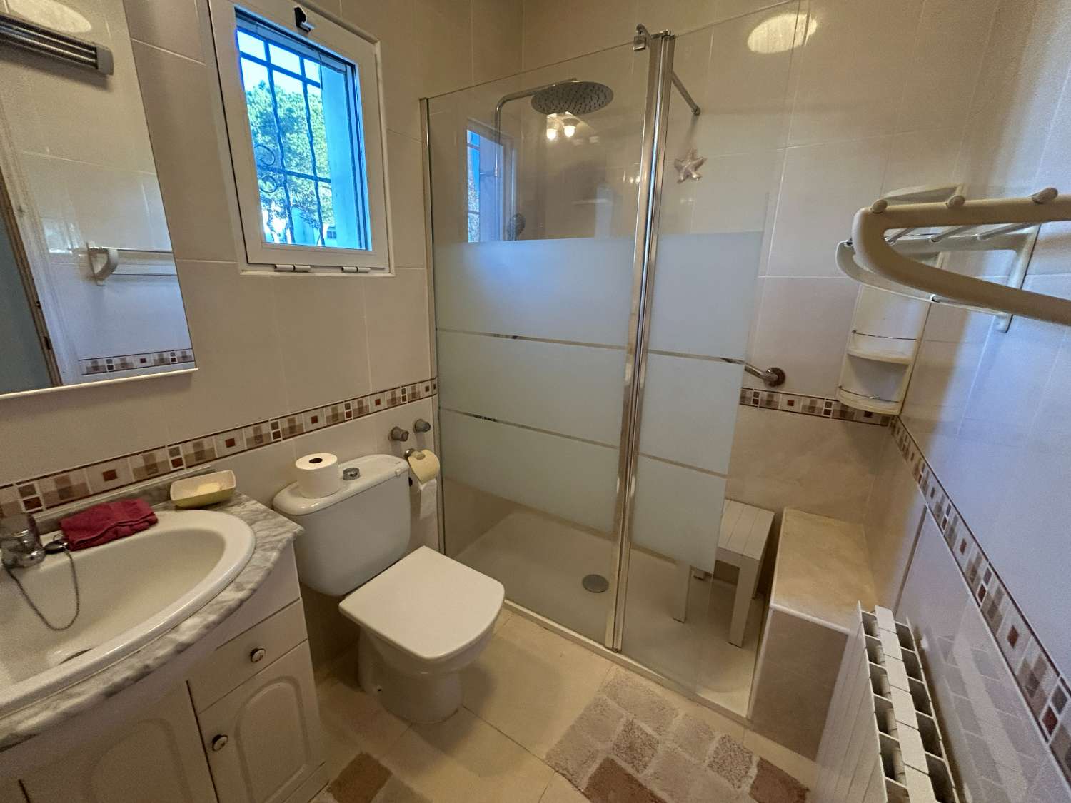 Preciosa propiedad de 4 habitaciones en una urbanización bien cuidada.