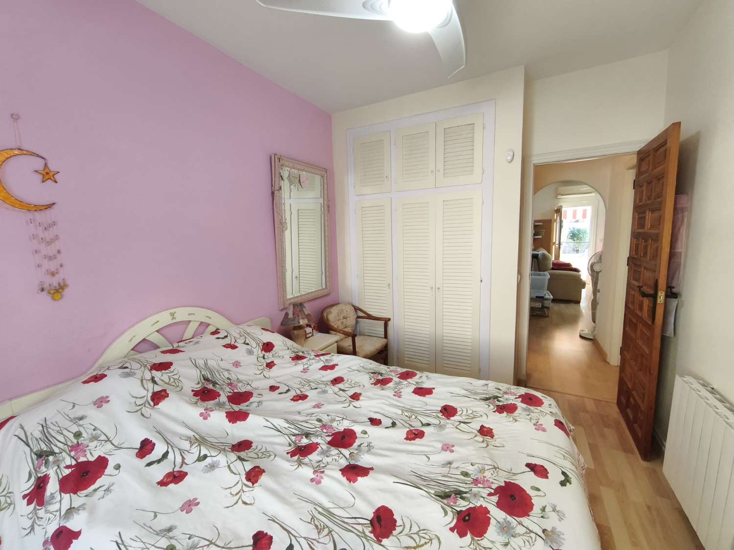 Preciosa propiedad de 4 habitaciones en una urbanización bien cuidada.