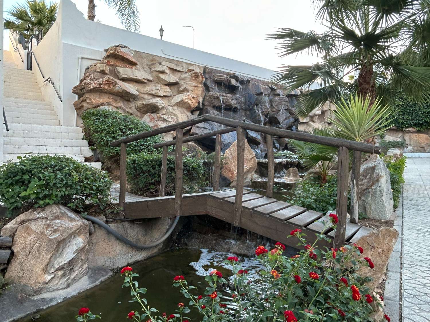 Preciosa propiedad de 4 habitaciones en una urbanización bien cuidada.