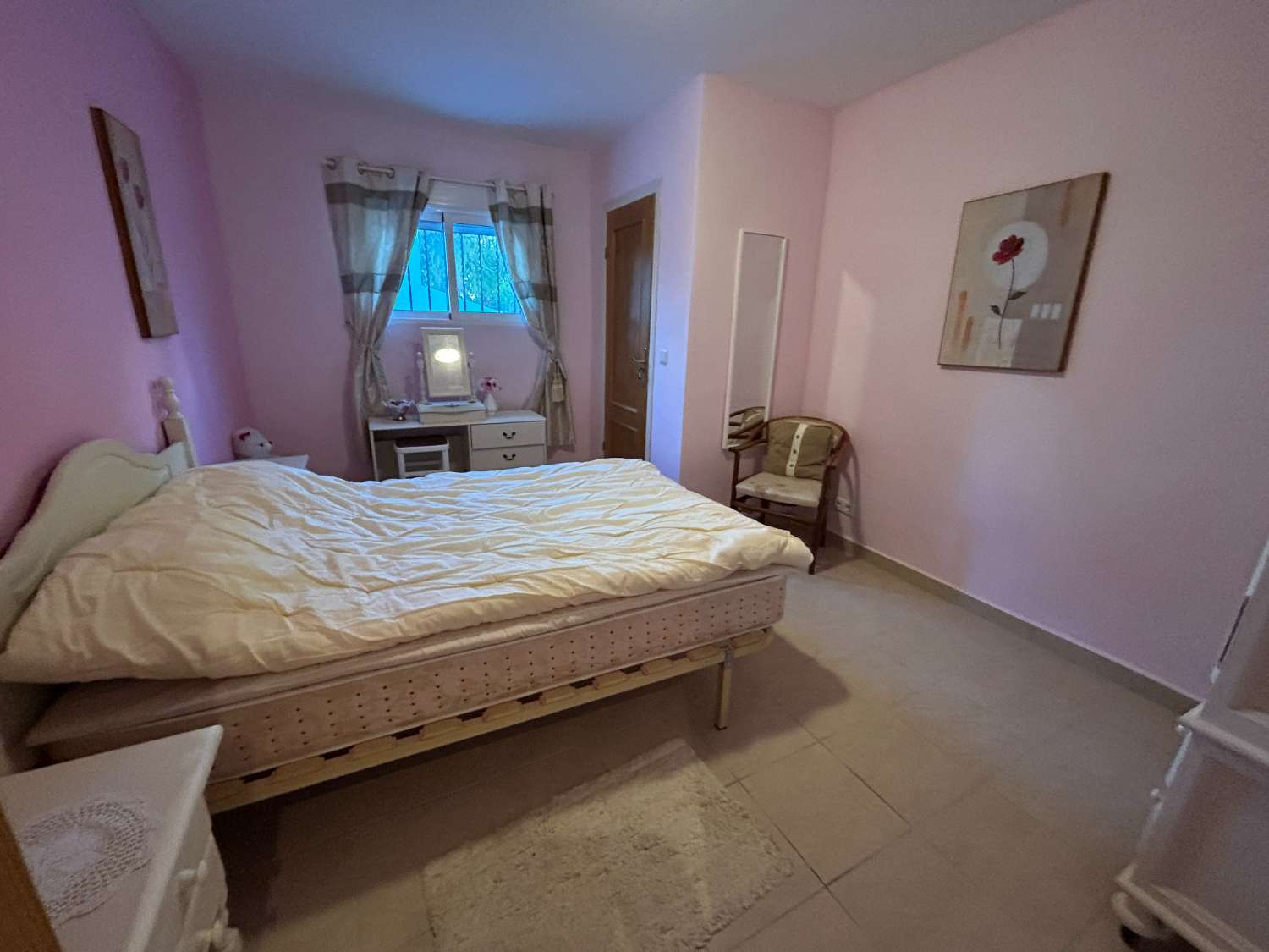 Preciosa propiedad de 4 habitaciones en una urbanización bien cuidada.