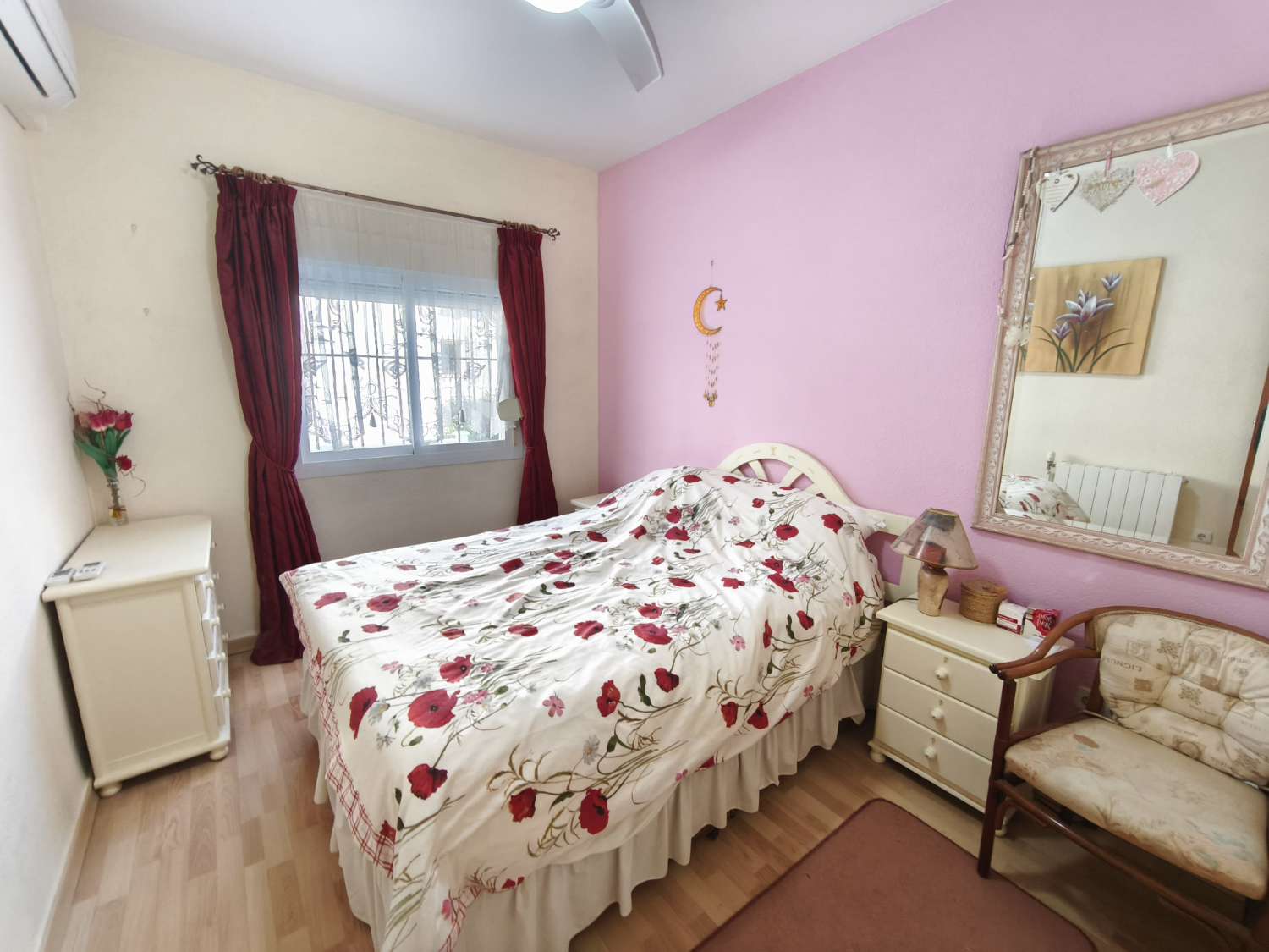 Preciosa propiedad de 4 habitaciones en una urbanización bien cuidada.