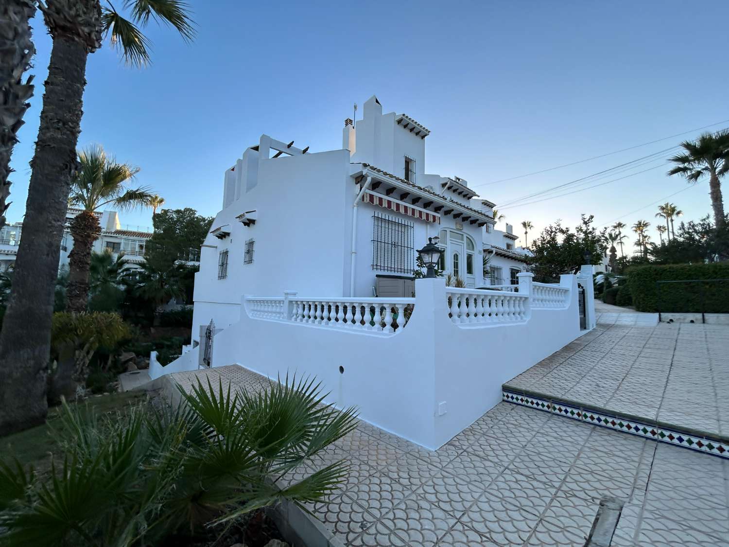 Preciosa propiedad de 4 habitaciones en una urbanización bien cuidada.