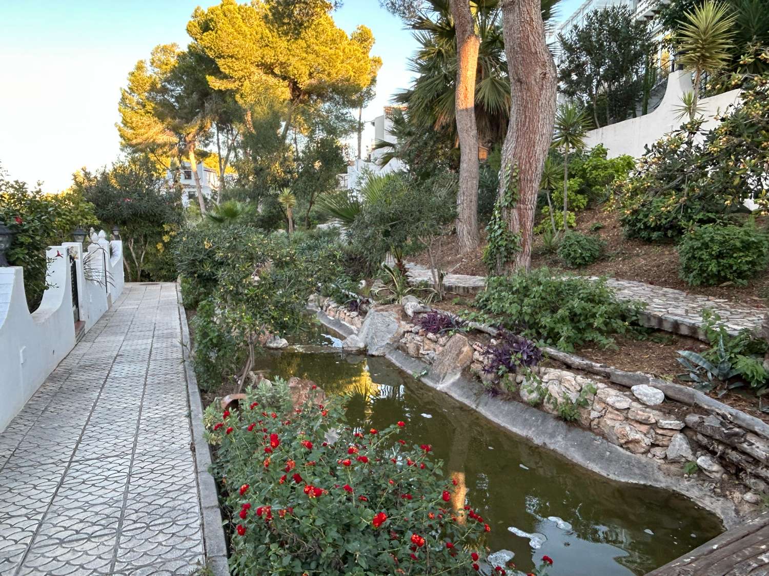 Preciosa propiedad de 4 habitaciones en una urbanización bien cuidada.