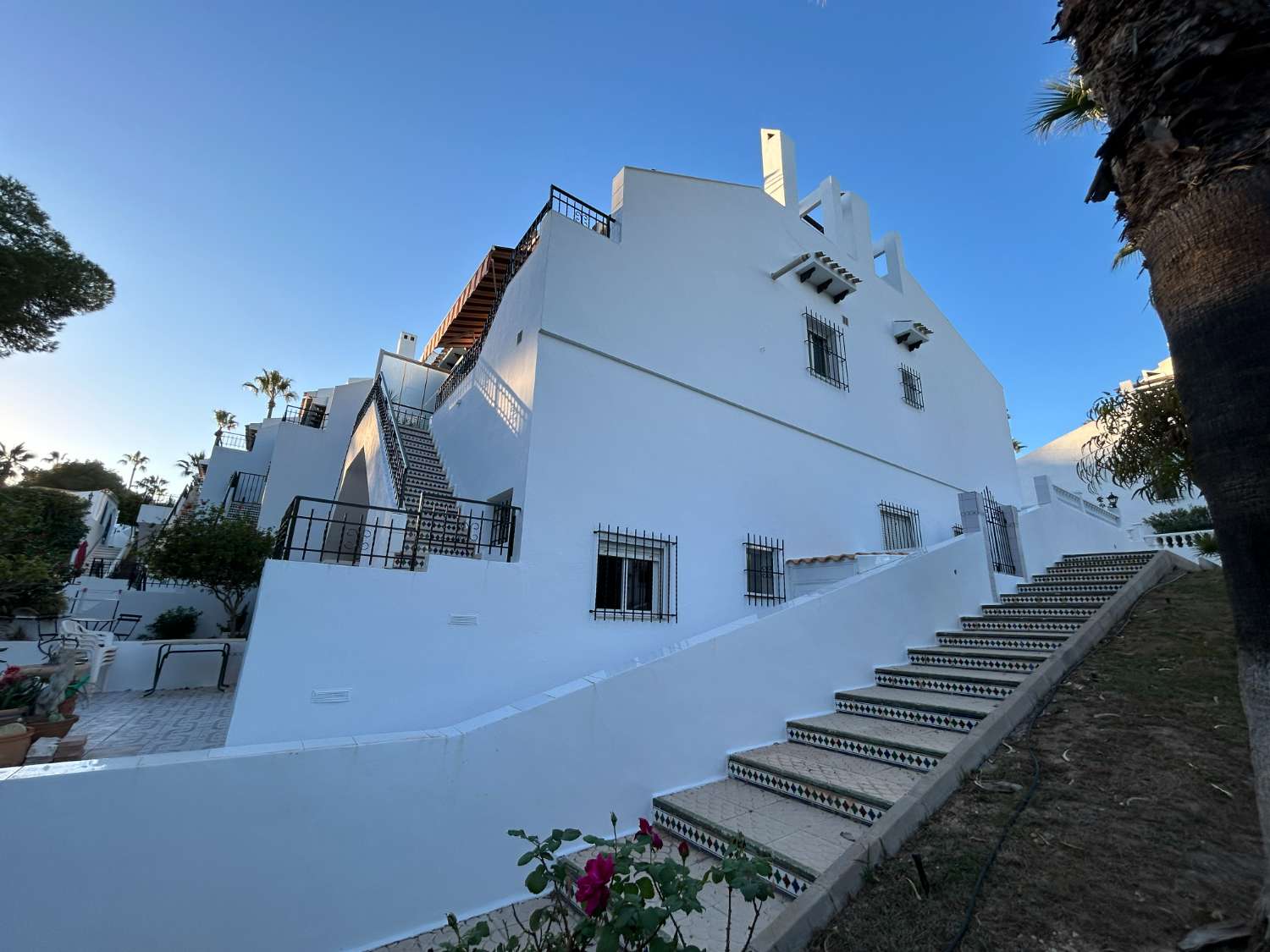 Preciosa propiedad de 4 habitaciones en una urbanización bien cuidada.