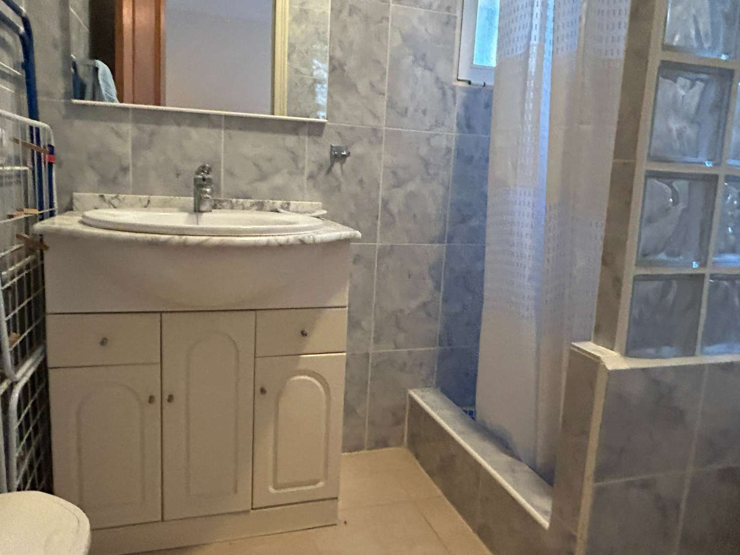 Preciosa propiedad de 4 habitaciones en una urbanización bien cuidada.