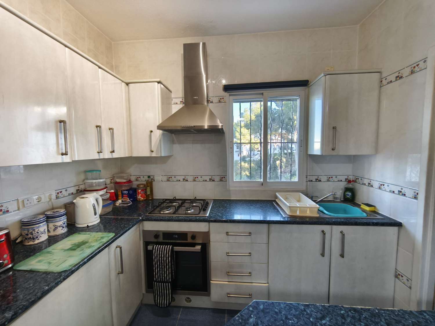 Preciosa propiedad de 4 habitaciones en una urbanización bien cuidada.