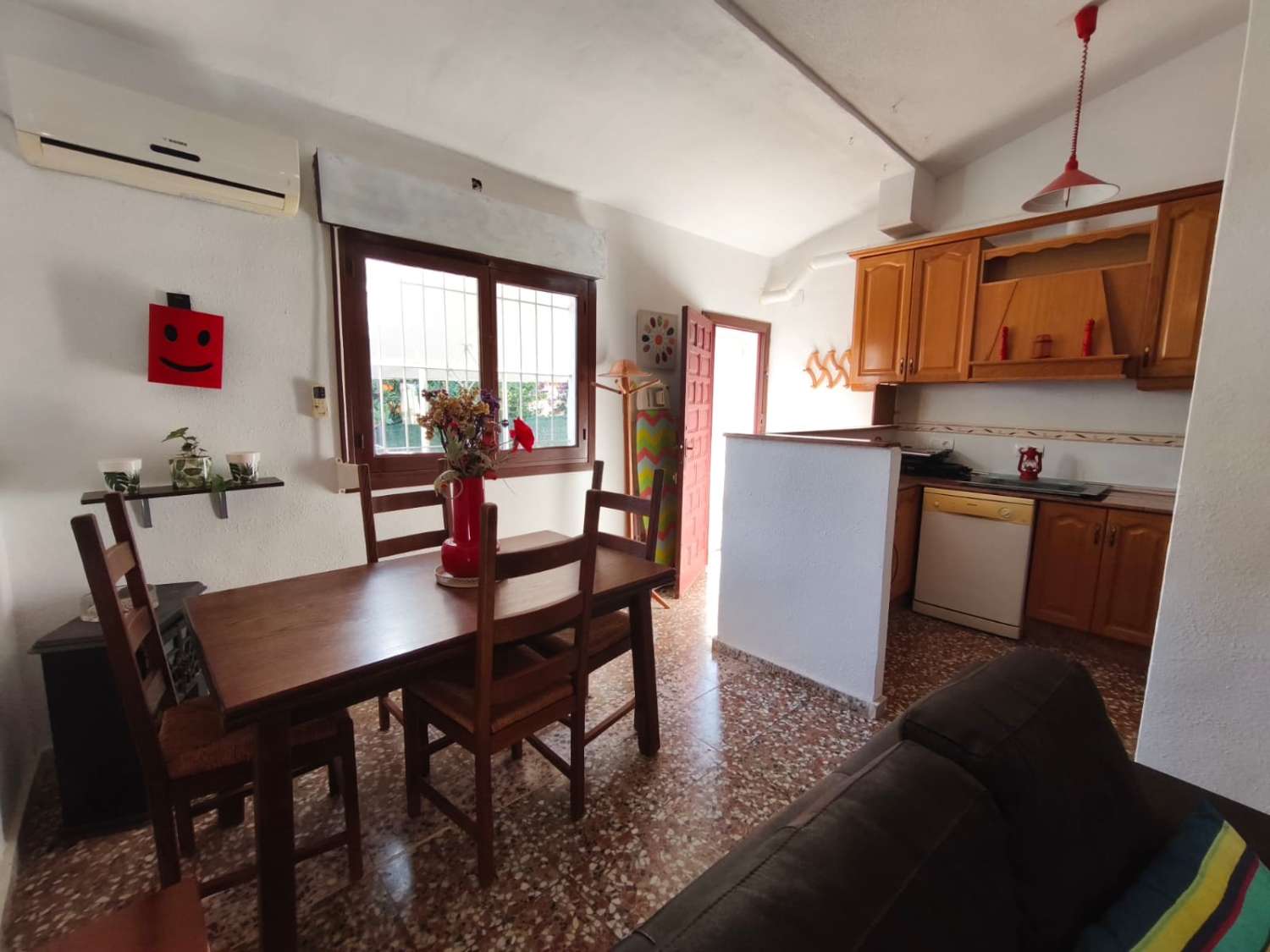 Casa con Apartamento independiente de 3 habitaciones y 2 baños para reformar en Los Balcones (Torrevieja)