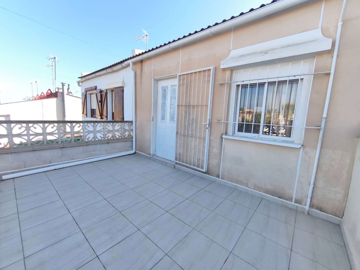 Casa con Apartamento independiente de 3 habitaciones y 2 baños para reformar en Los Balcones (Torrevieja)