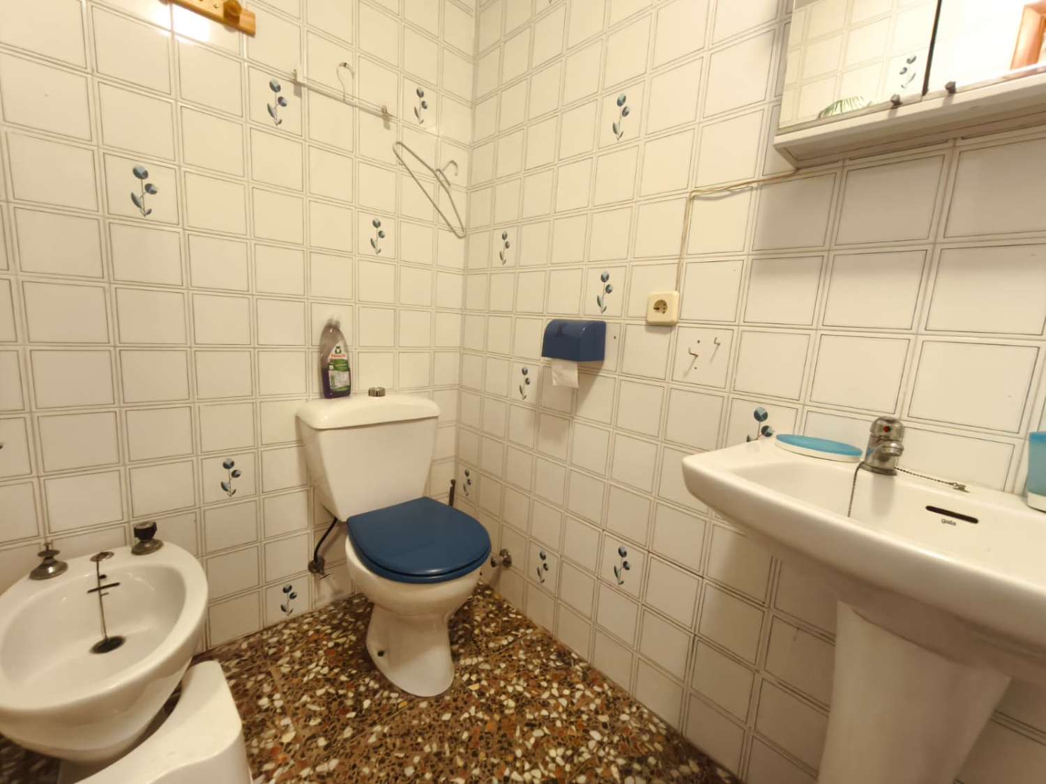 Casa con Apartamento independiente de 3 habitaciones y 2 baños para reformar en Los Balcones (Torrevieja)