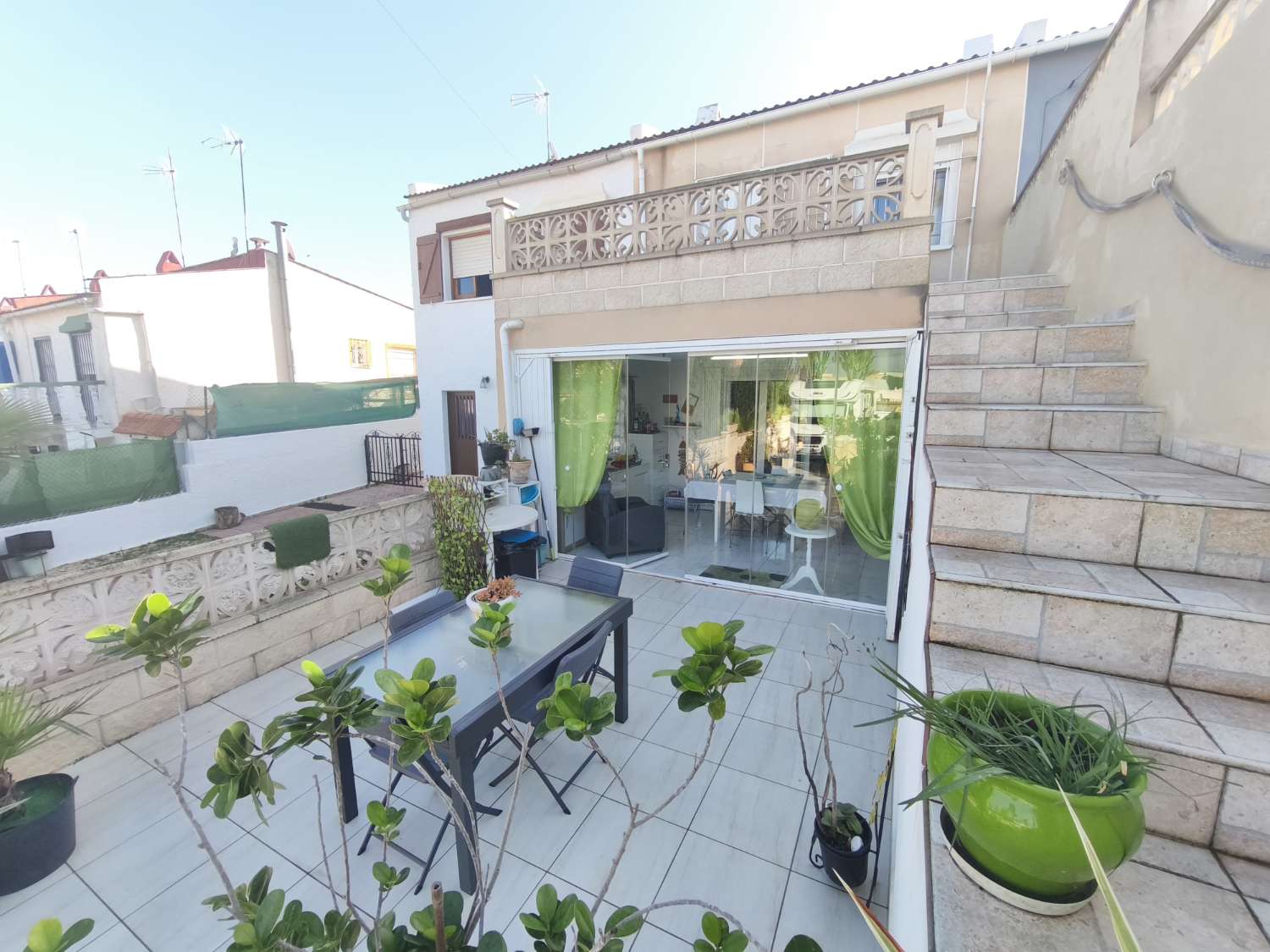 Casa con Apartamento independiente de 3 habitaciones y 2 baños para reformar en Los Balcones (Torrevieja)