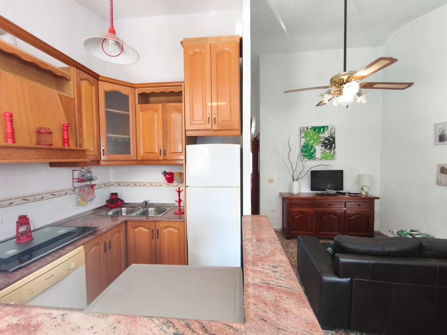 Casa con Apartamento independiente de 3 habitaciones y 2 baños para reformar en Los Balcones (Torrevieja)