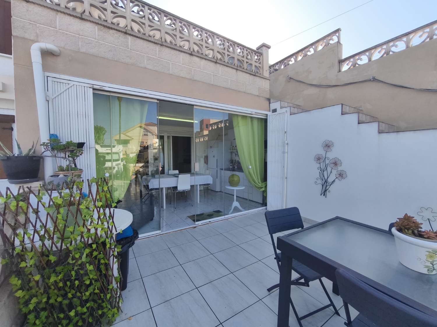 Casa con Apartamento independiente de 3 habitaciones y 2 baños para reformar en Los Balcones (Torrevieja)