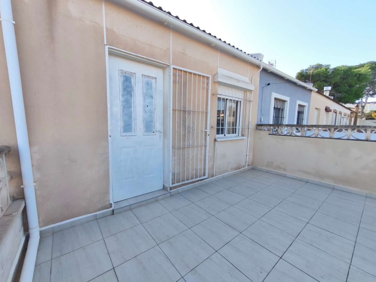 Casa con Apartamento independiente de 3 habitaciones y 2 baños para reformar en Los Balcones (Torrevieja)