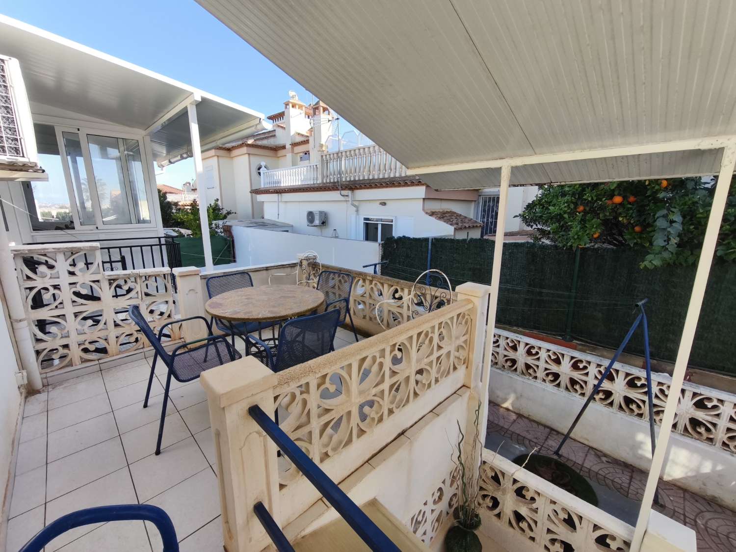 Casa con Apartamento independiente de 3 habitaciones y 2 baños para reformar en Los Balcones (Torrevieja)