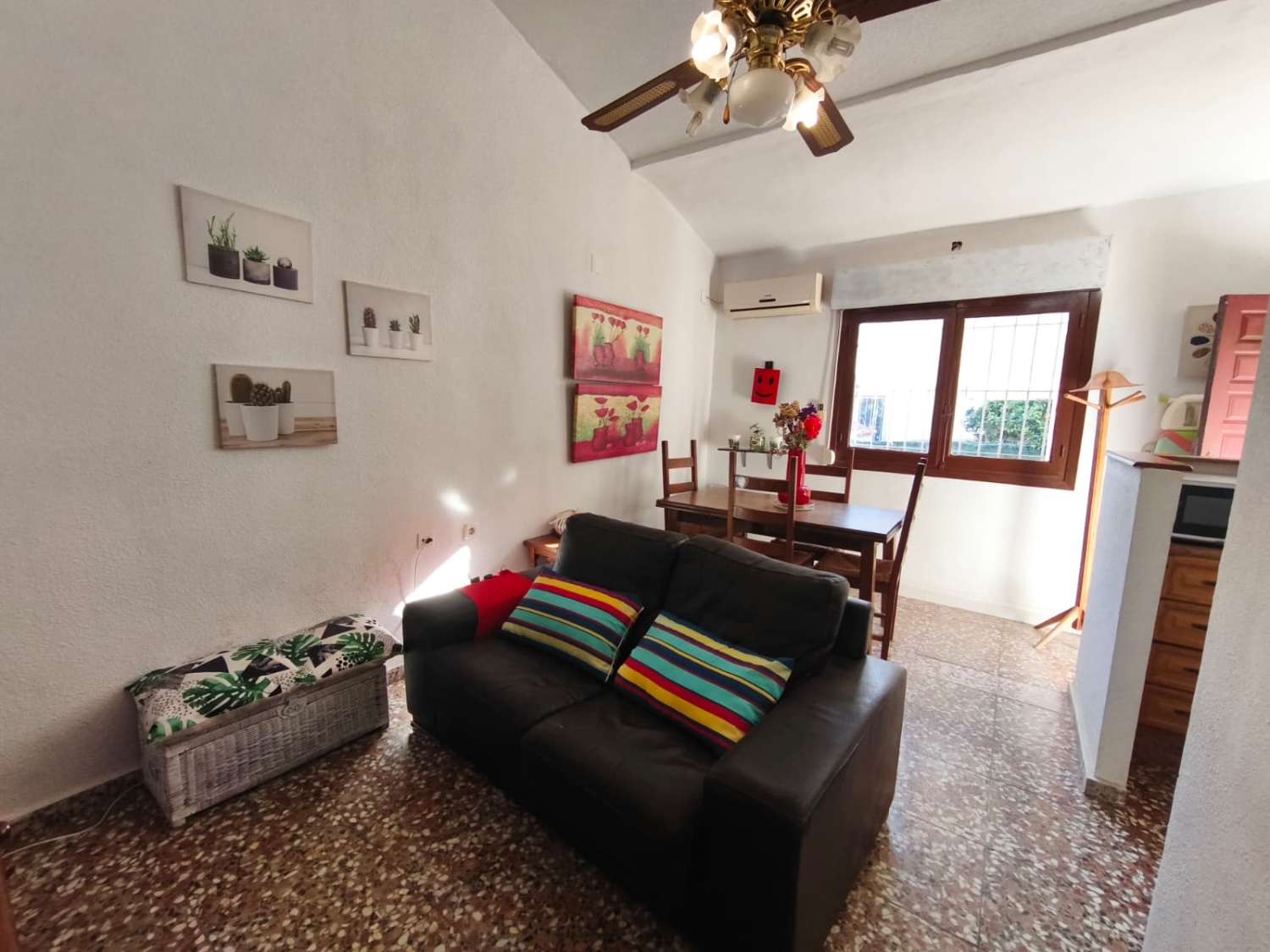 Casa con Apartamento independiente de 3 habitaciones y 2 baños para reformar en Los Balcones (Torrevieja)