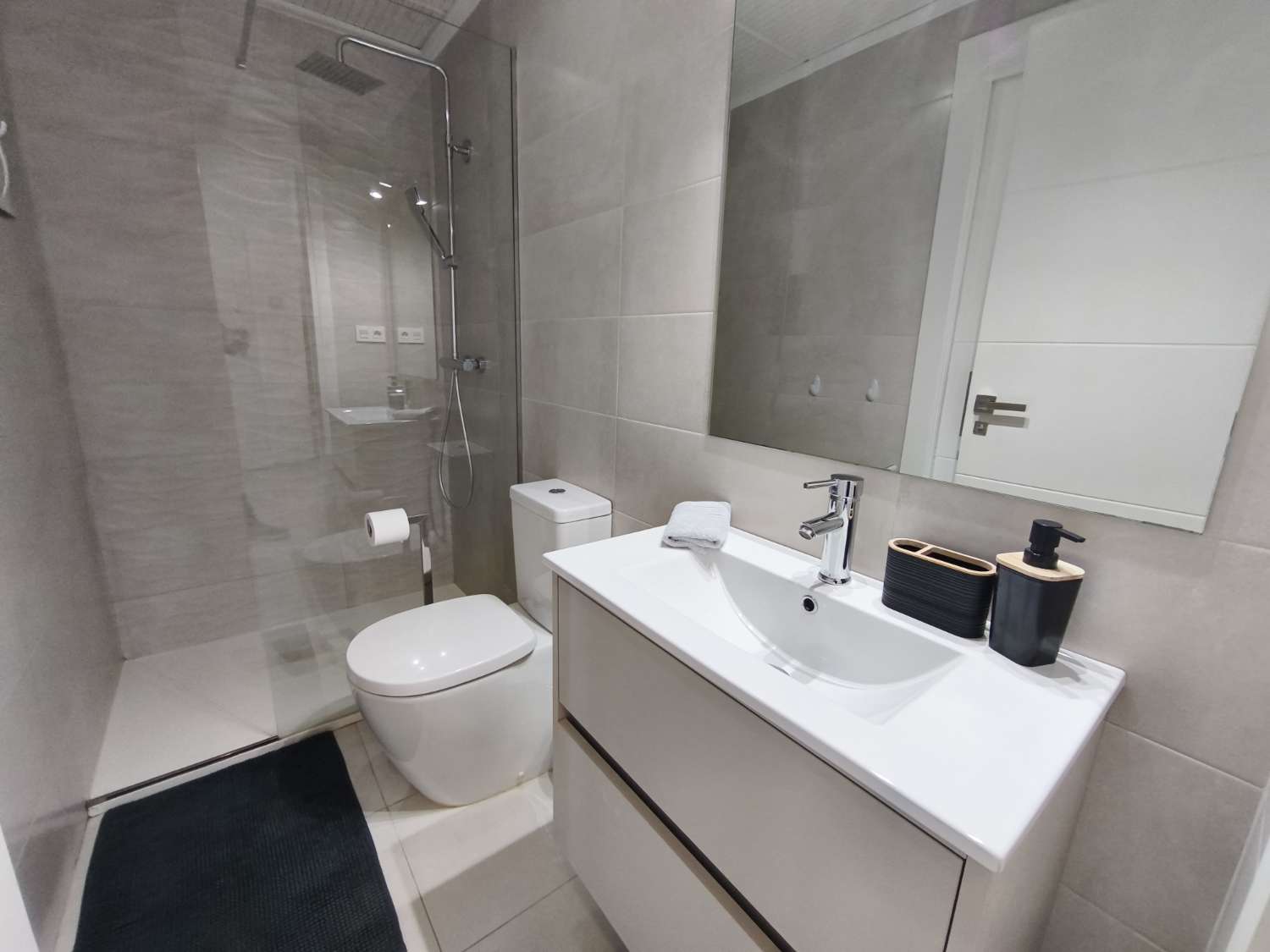 Apartamento en la primera planta con 2 dormitorios, 2 baños, 1 solario y 1 piscina común