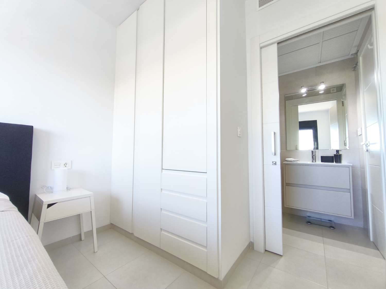 Apartamento en la primera planta con 2 dormitorios, 2 baños, 1 solario y 1 piscina común