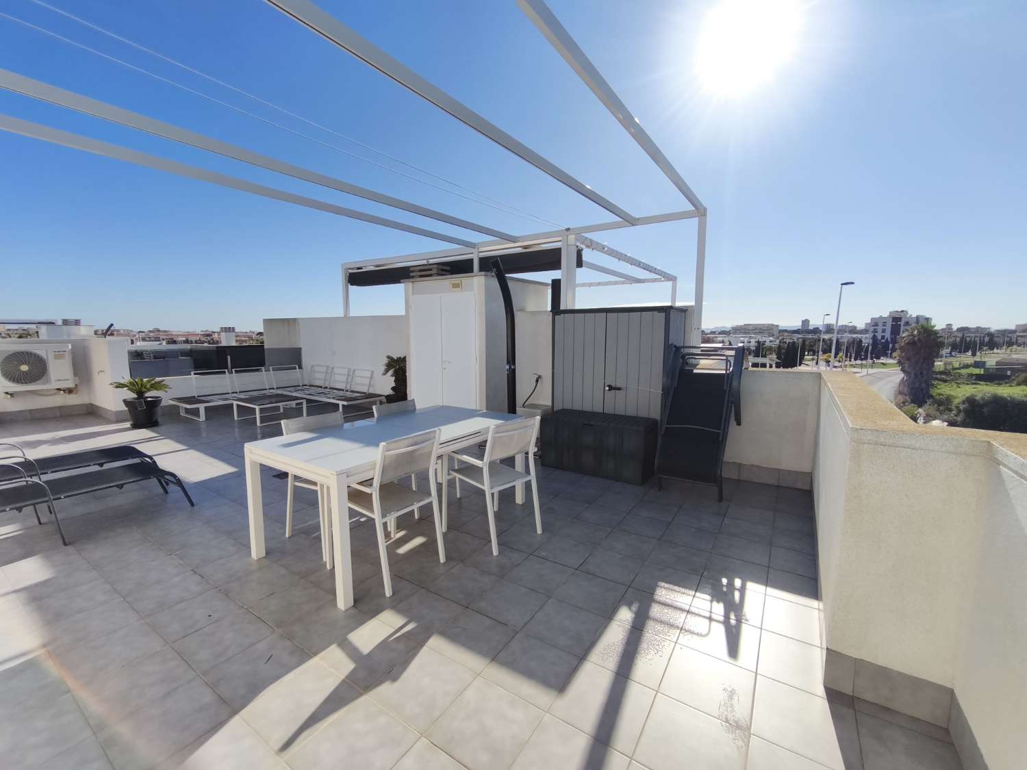 Apartamento en la primera planta con 2 dormitorios, 2 baños, 1 solario y 1 piscina común