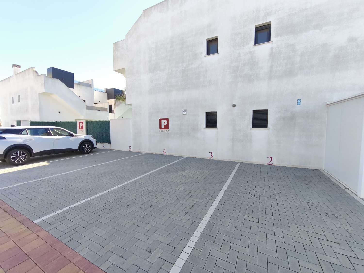 Apartamento en la primera planta con 2 dormitorios, 2 baños, 1 solario y 1 piscina común