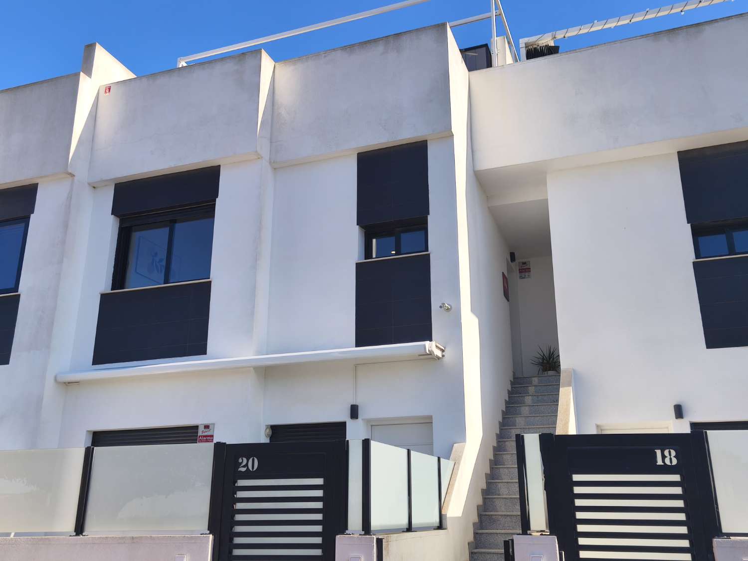 Apartamento en la primera planta con 2 dormitorios, 2 baños, 1 solario y 1 piscina común