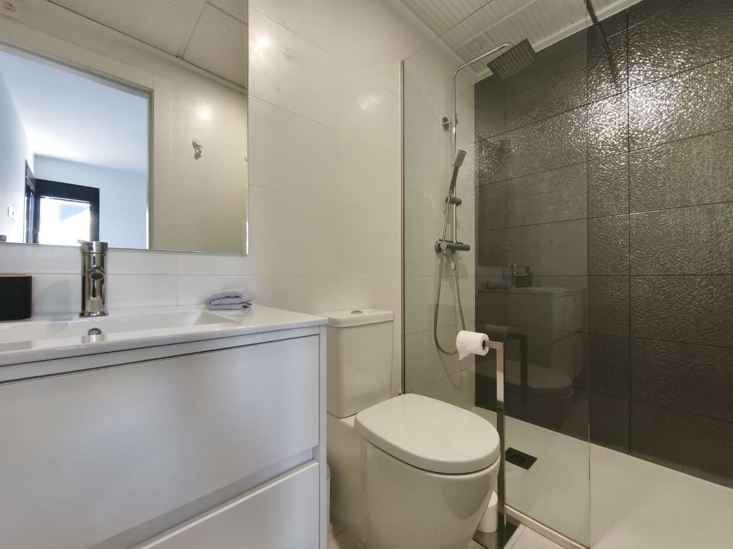 Apartamento en la primera planta con 2 dormitorios, 2 baños, 1 solario y 1 piscina común