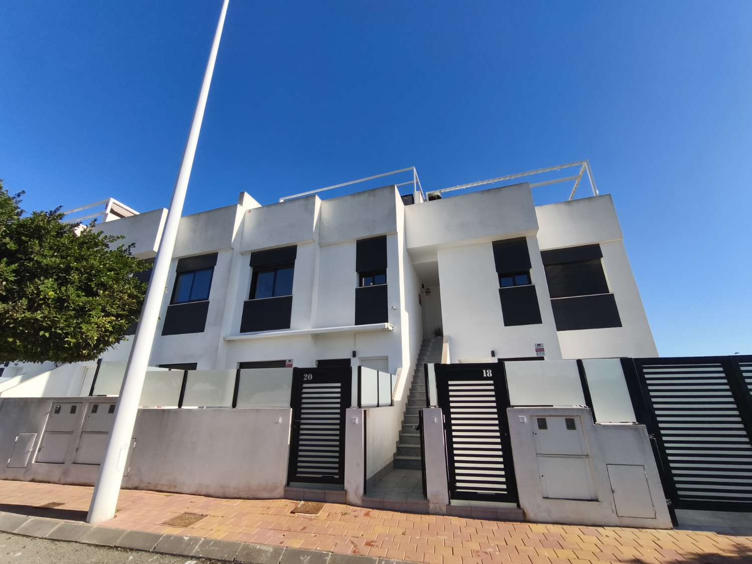 Apartamento en la primera planta con 2 dormitorios, 2 baños, 1 solario y 1 piscina común