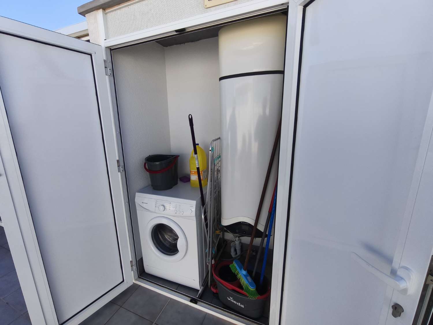 Apartamento en la primera planta con 2 dormitorios, 2 baños, 1 solario y 1 piscina común