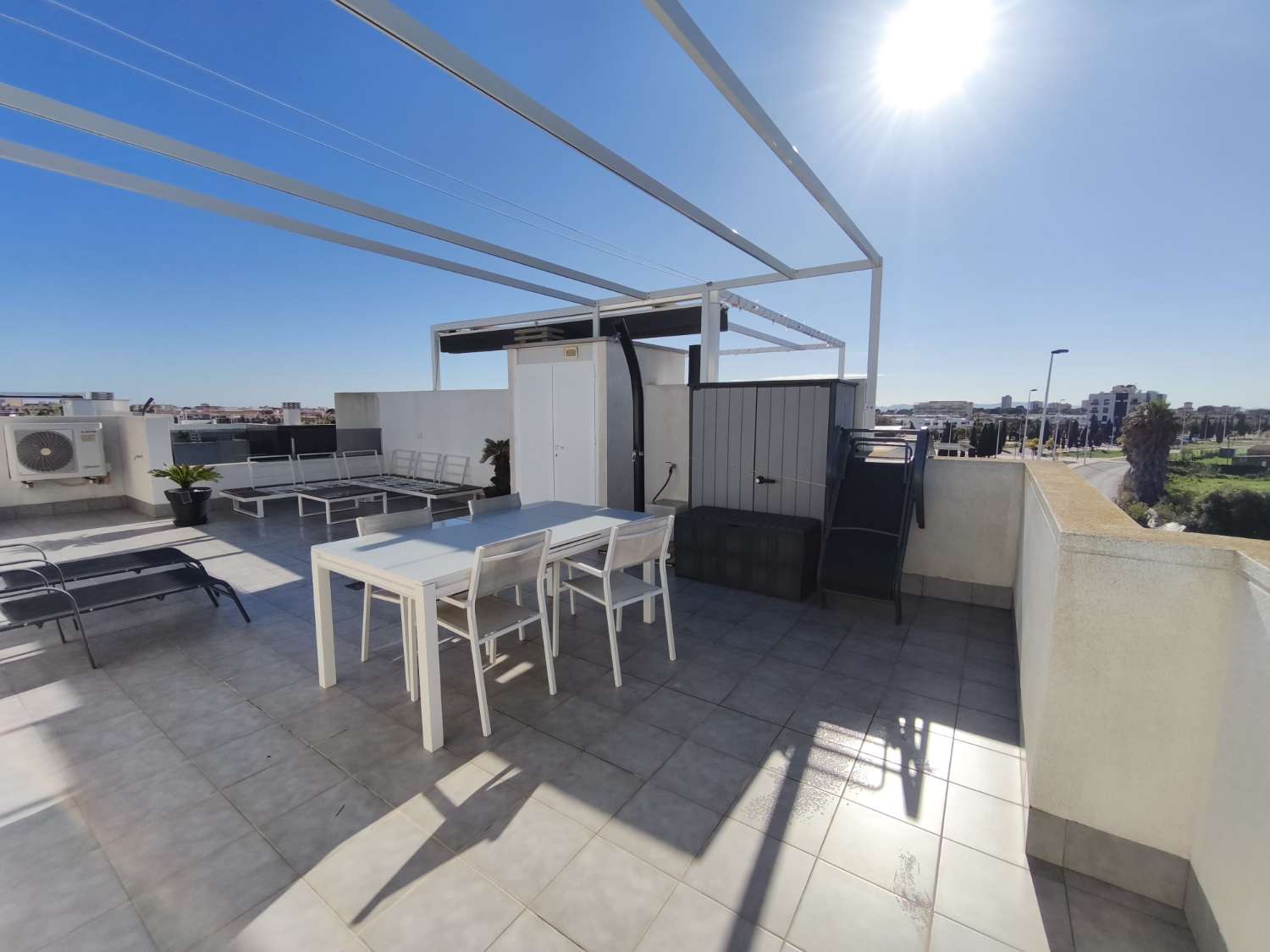 Apartamento en la primera planta con 2 dormitorios, 2 baños, 1 solario y 1 piscina común