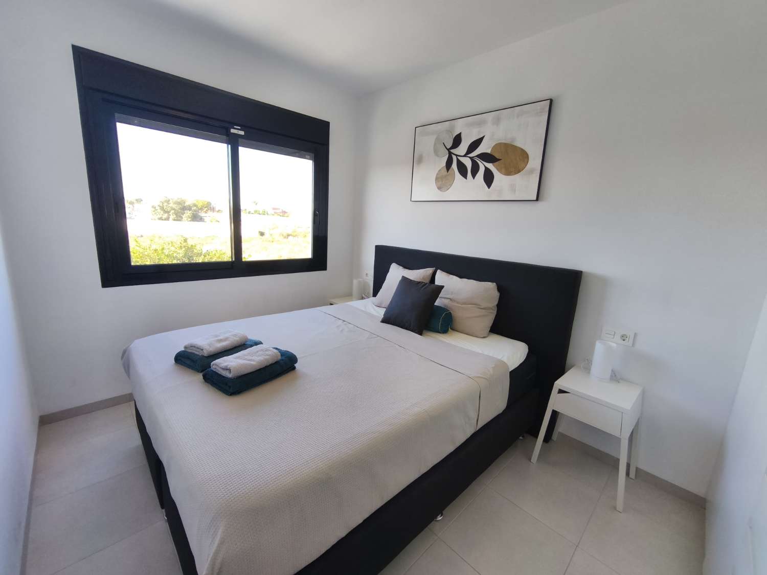 Apartamento en la primera planta con 2 dormitorios, 2 baños, 1 solario y 1 piscina común