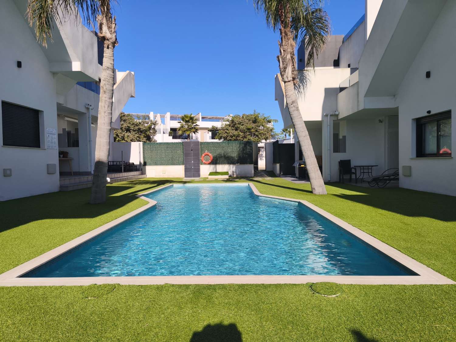 Apartamento en la primera planta con 2 dormitorios, 2 baños, 1 solario y 1 piscina común