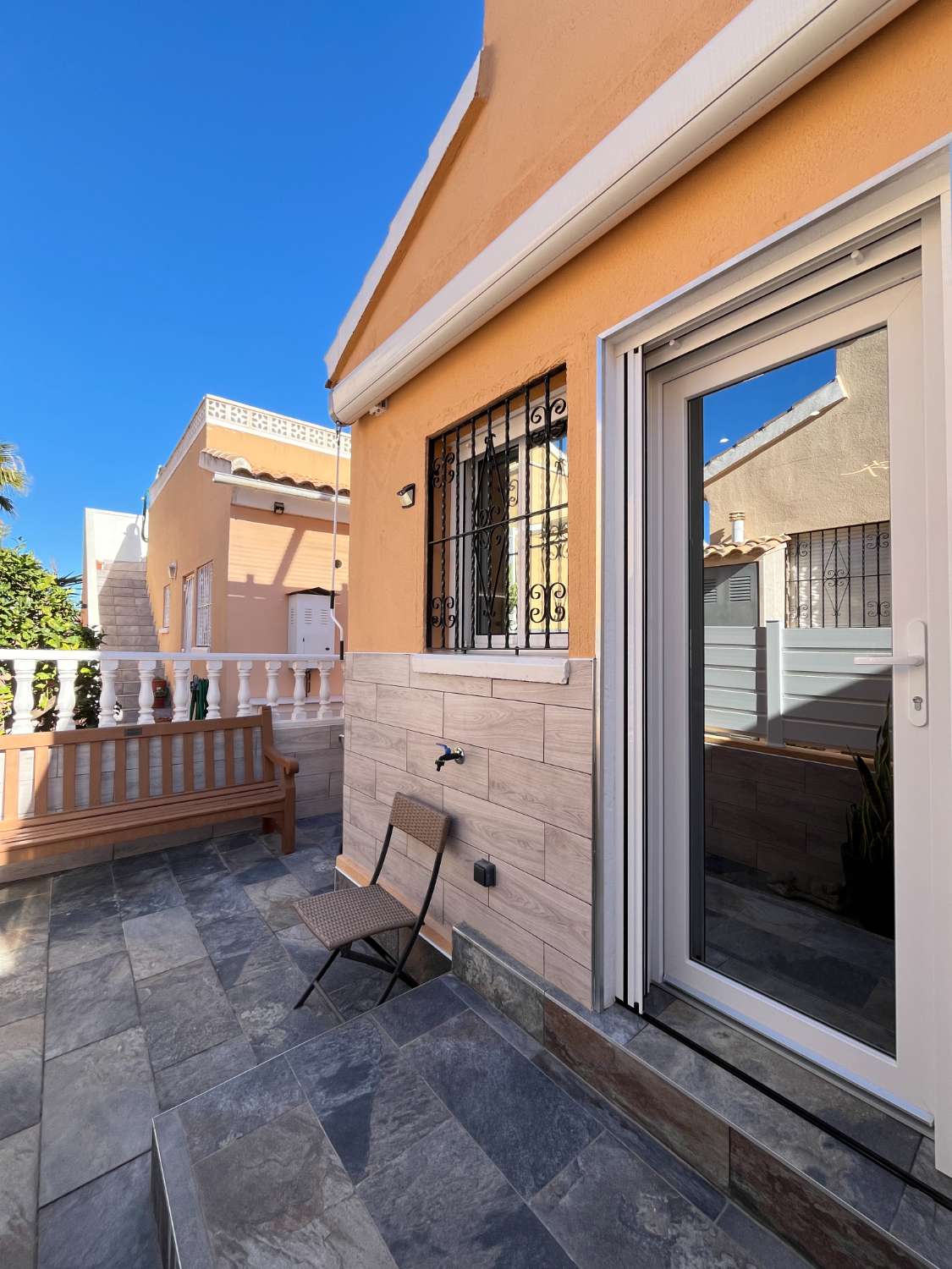 Casa independiente reformada con 2 dormitorios, jardín y solárium con vistas al mar