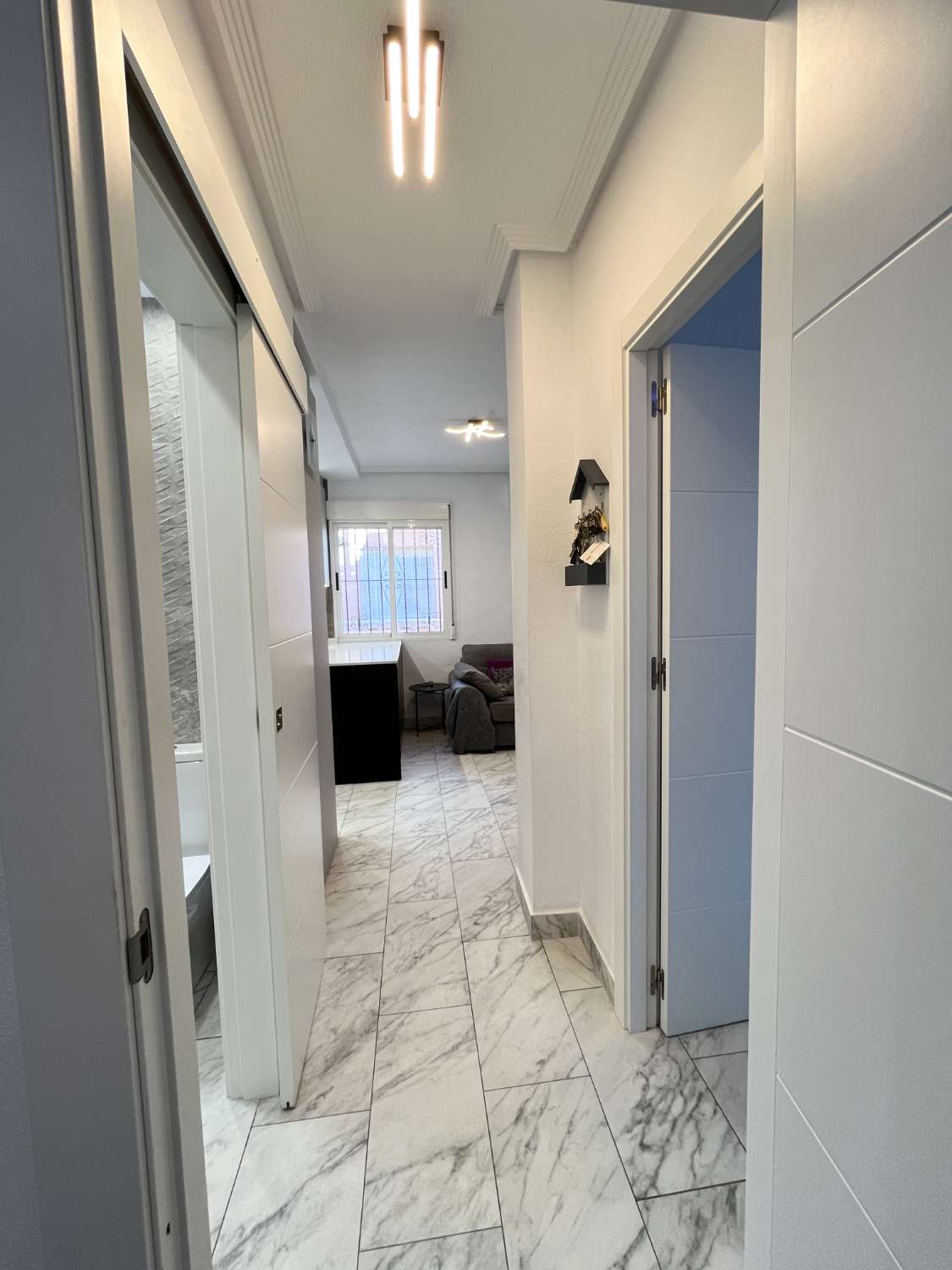 Casa independiente reformada con 2 dormitorios, jardín y solárium con vistas al mar