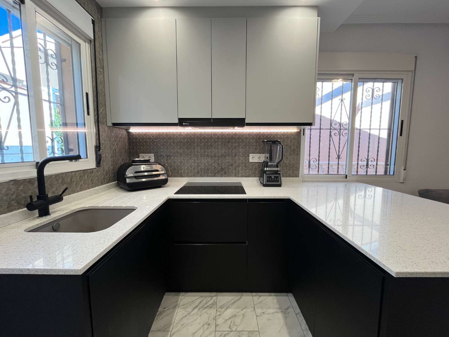 Casa independiente reformada con 2 dormitorios, jardín y solárium con vistas al mar