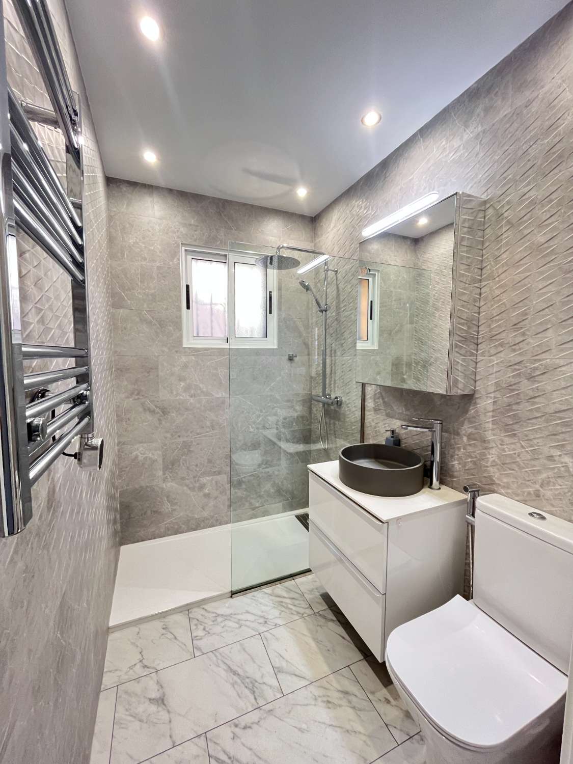 Casa independiente reformada con 2 dormitorios, jardín y solárium con vistas al mar