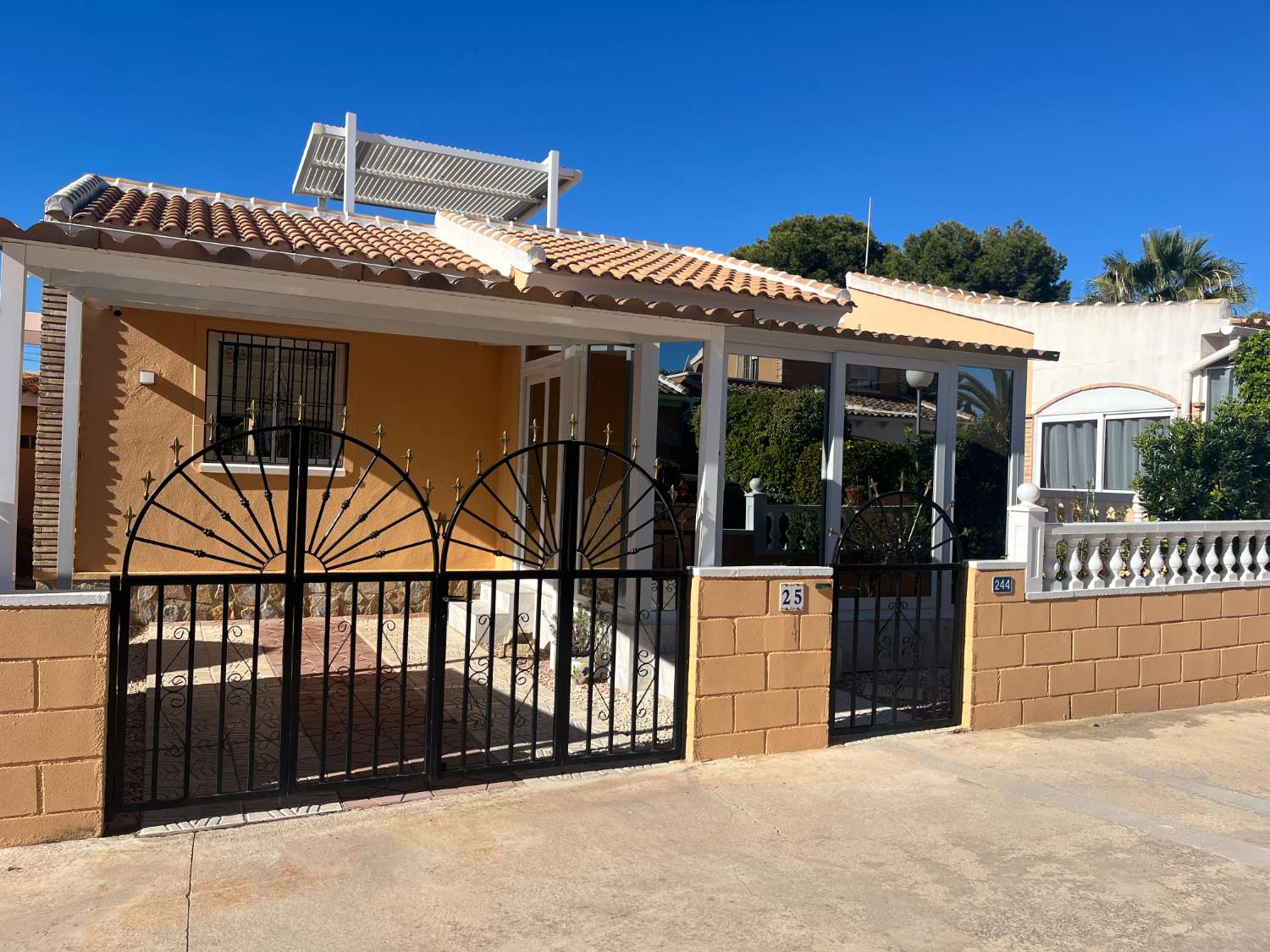 Casa independiente reformada con 2 dormitorios, jardín y solárium con vistas al mar