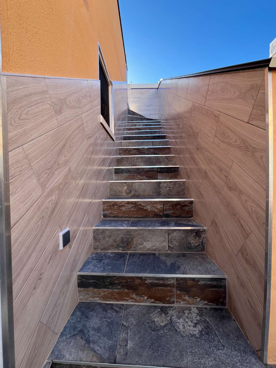 Casa independiente reformada con 2 dormitorios, jardín y solárium con vistas al mar