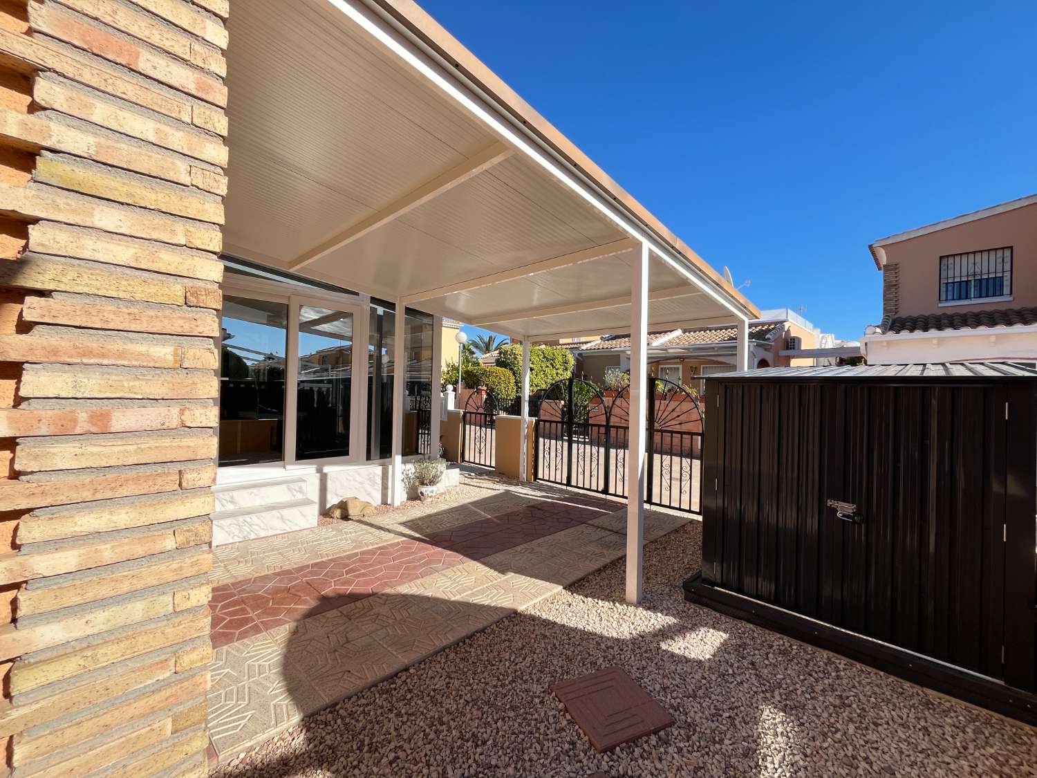 Casa independiente reformada con 2 dormitorios, jardín y solárium con vistas al mar