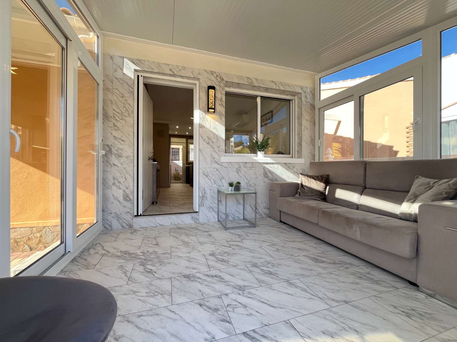 Casa independiente reformada con 2 dormitorios, jardín y solárium con vistas al mar