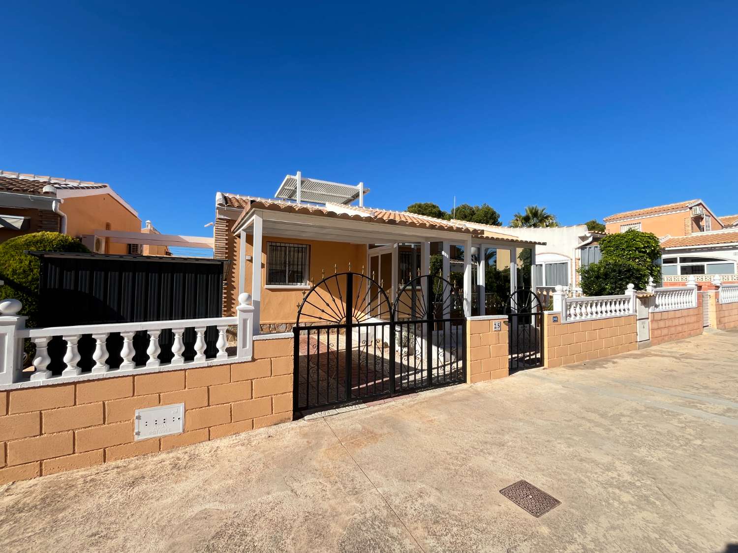 Casa independiente reformada con 2 dormitorios, jardín y solárium con vistas al mar