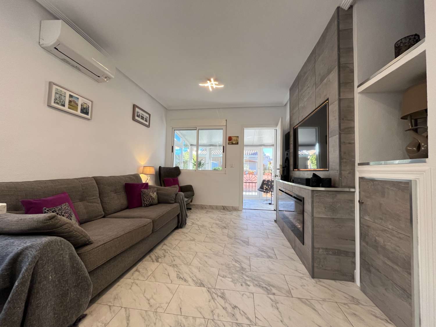 Casa independiente reformada con 2 dormitorios, jardín y solárium con vistas al mar