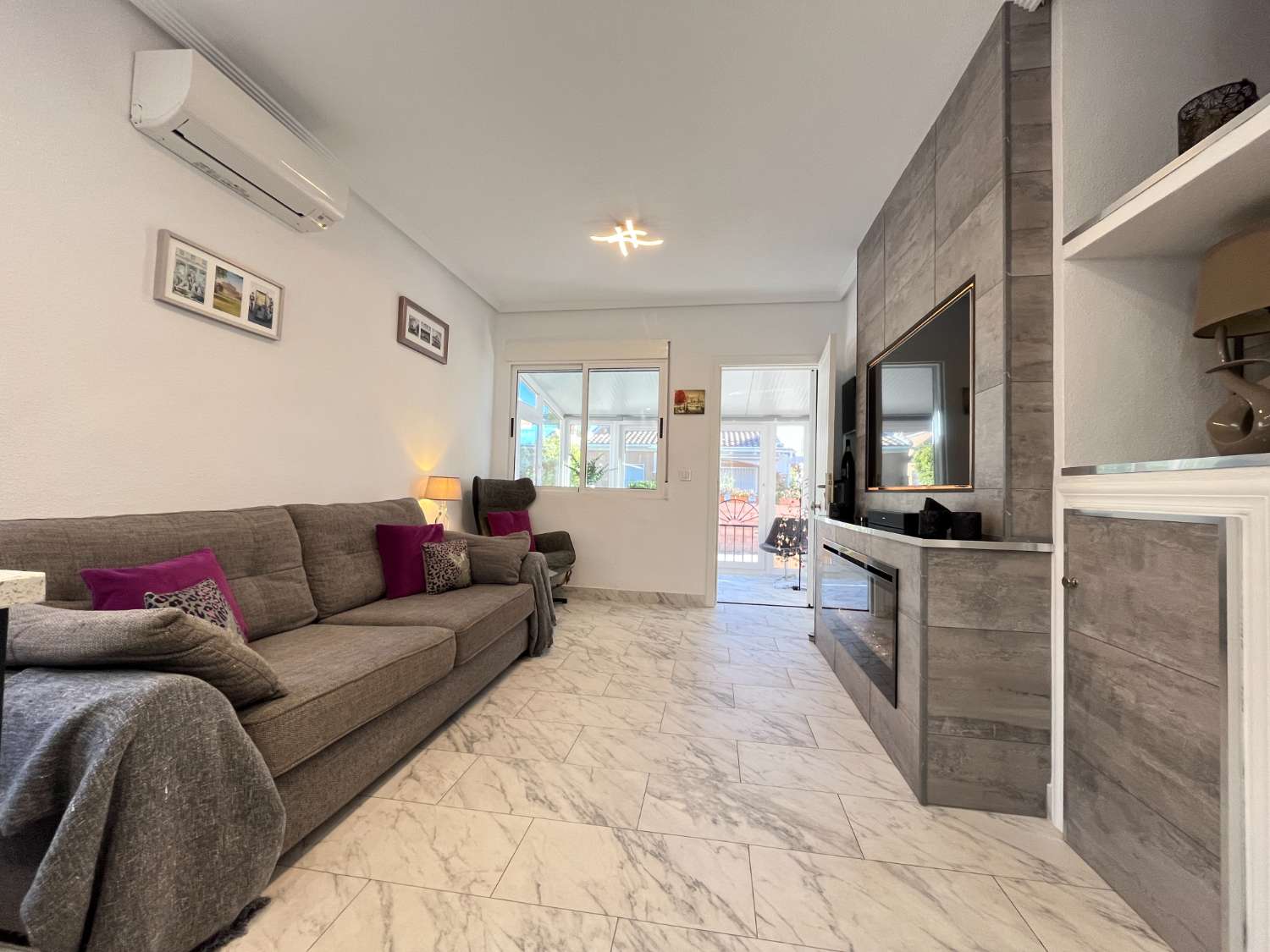 Casa independiente reformada con 2 dormitorios, jardín y solárium con vistas al mar