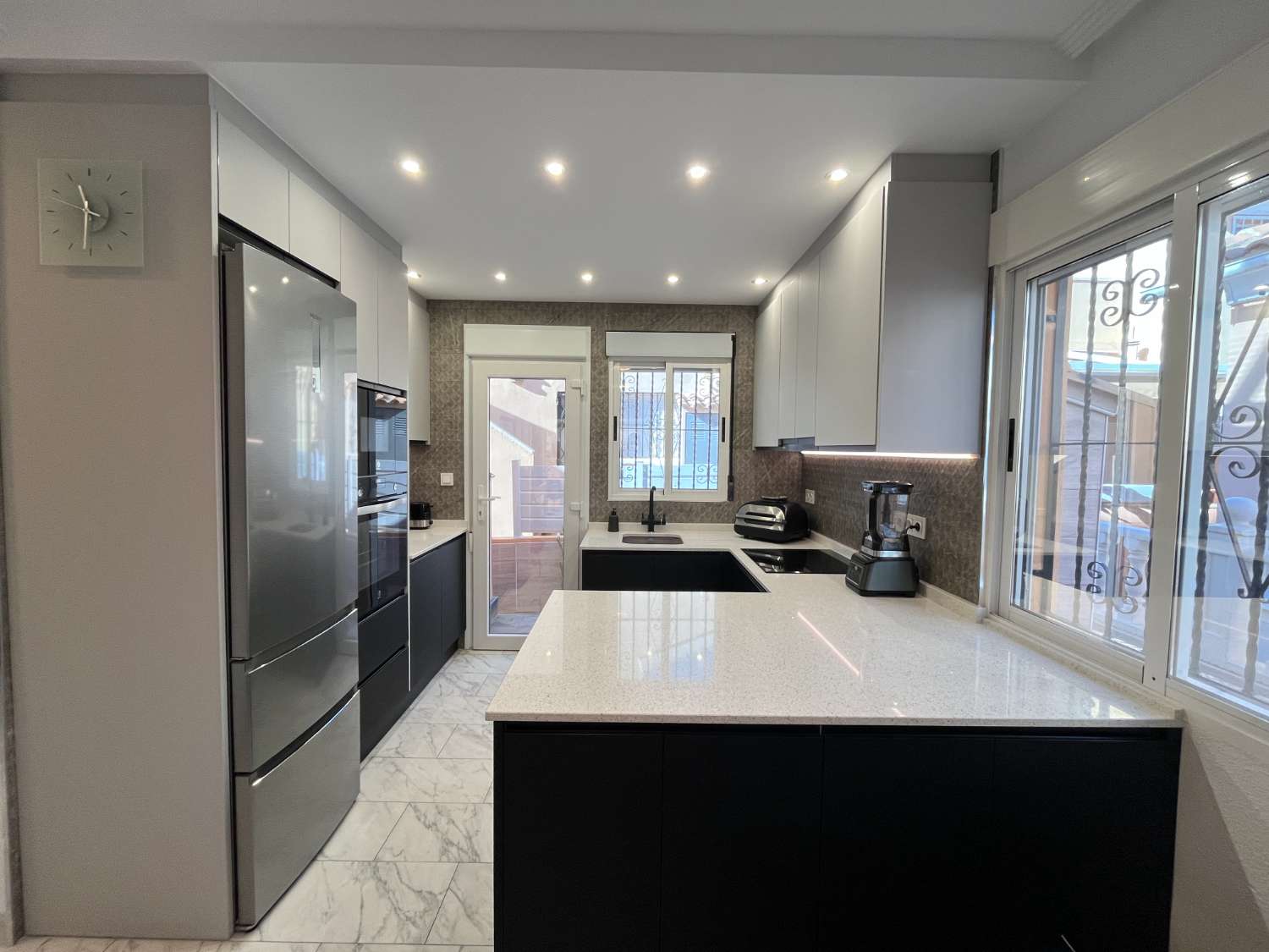 Casa independiente reformada con 2 dormitorios, jardín y solárium con vistas al mar