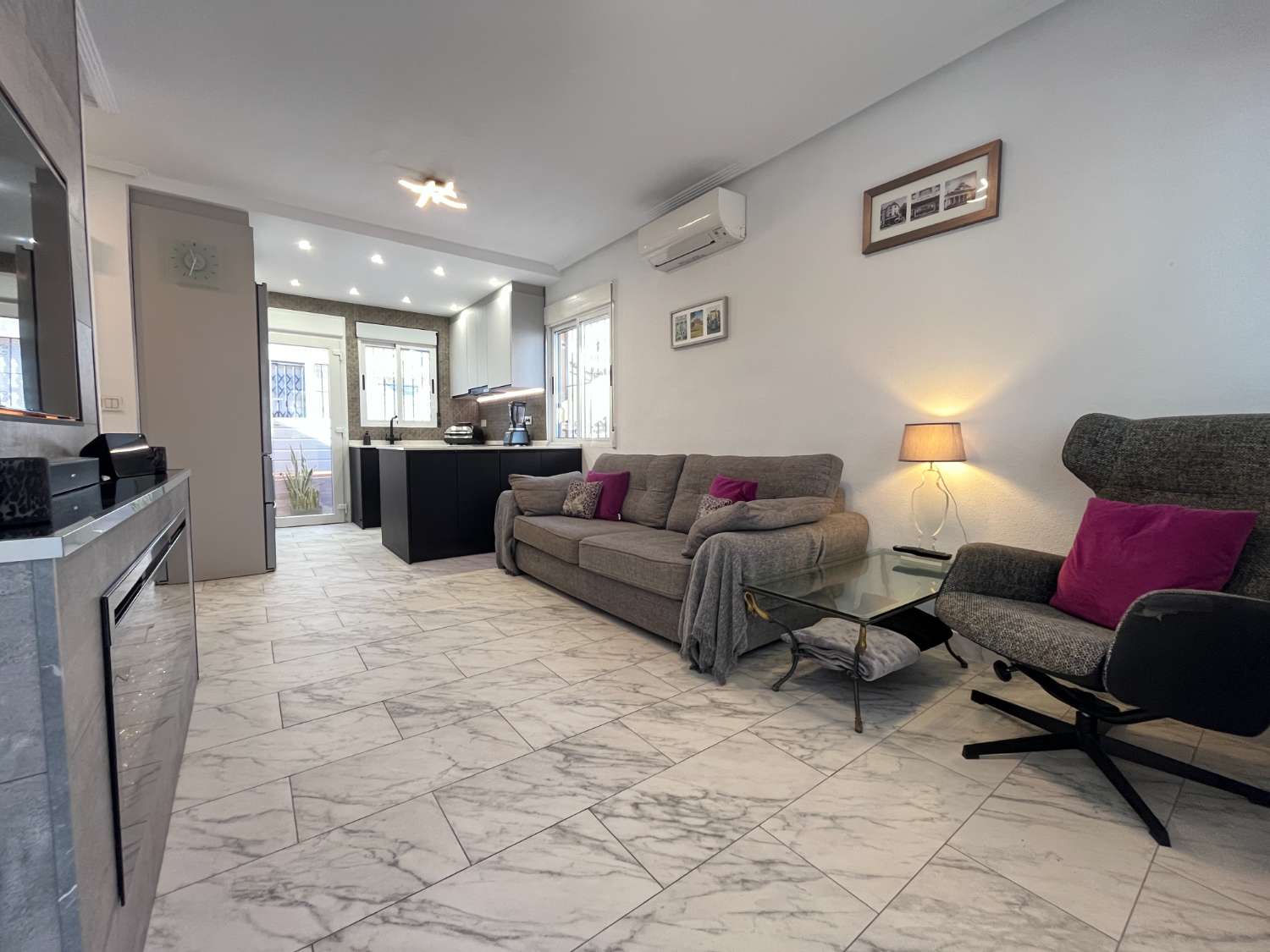 Casa independiente reformada con 2 dormitorios, jardín y solárium con vistas al mar